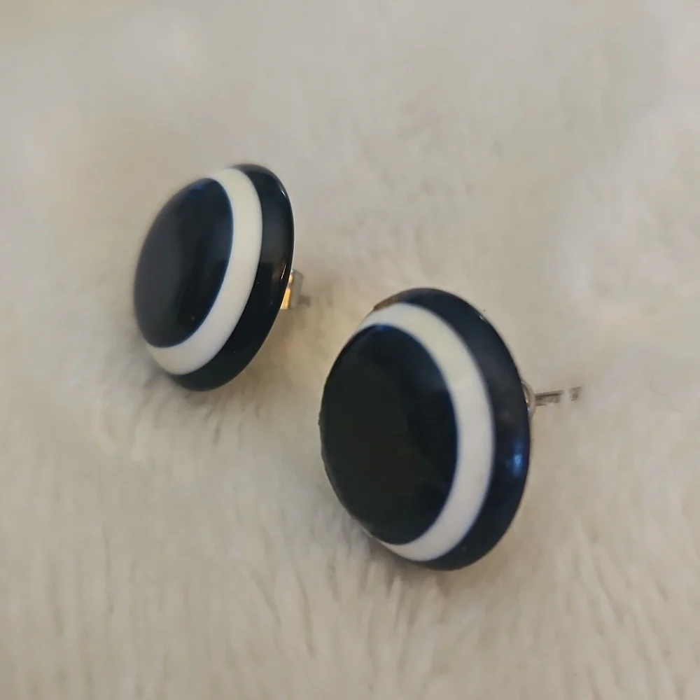 Vintage Black and White Circle Bullseye Lucite Stud Earrings